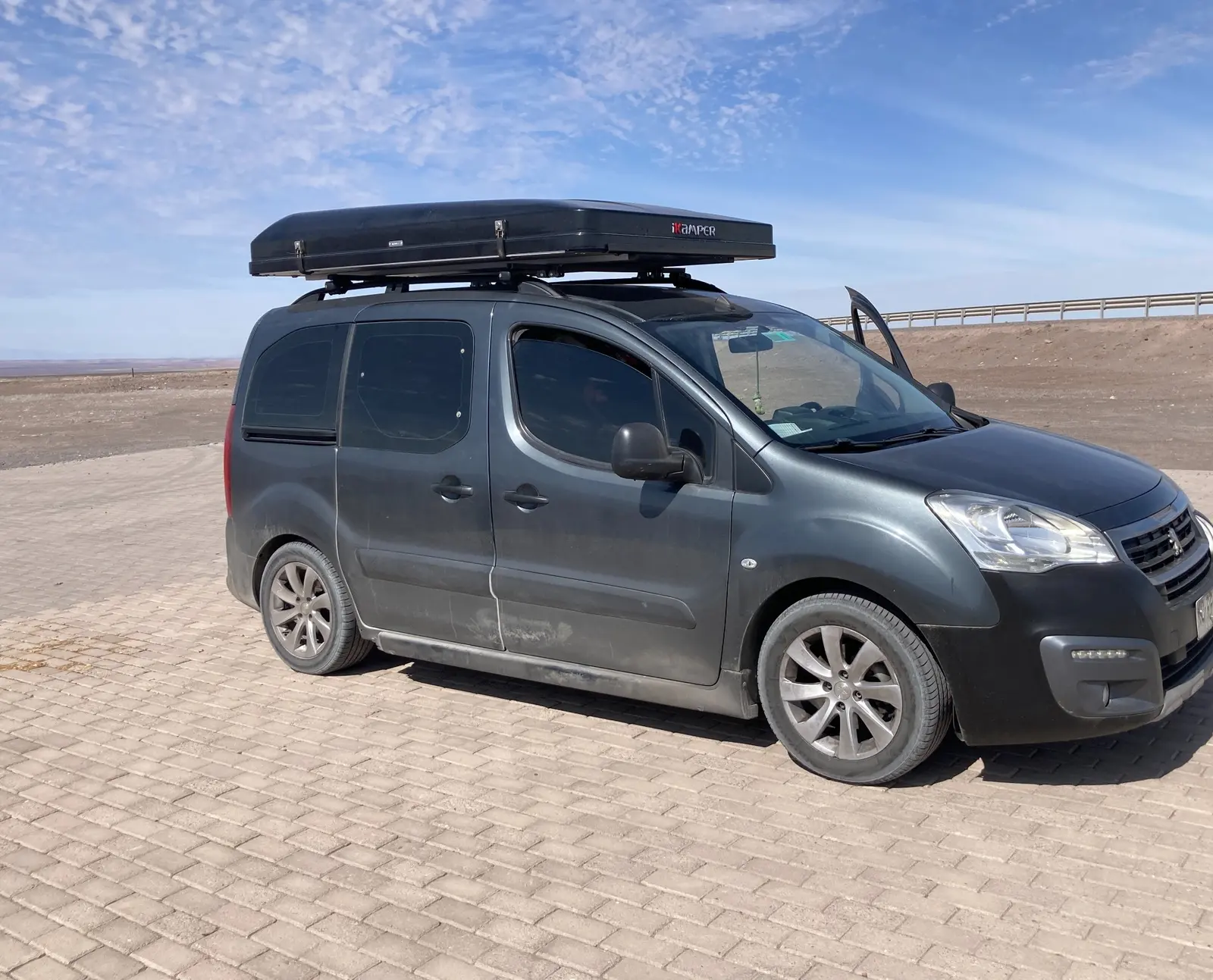 Fahrzeug mit Dachzelt auf dem Weg von Arica in den Altiplano