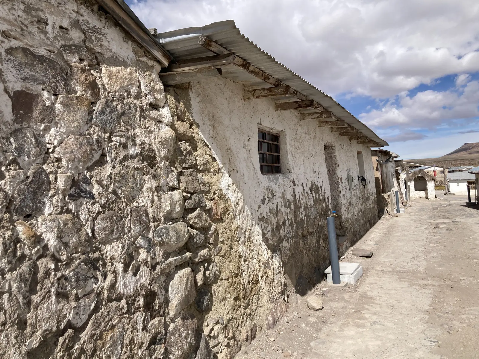 Altes Haus und stille Gasse im Aymara-Dorf Parinacota