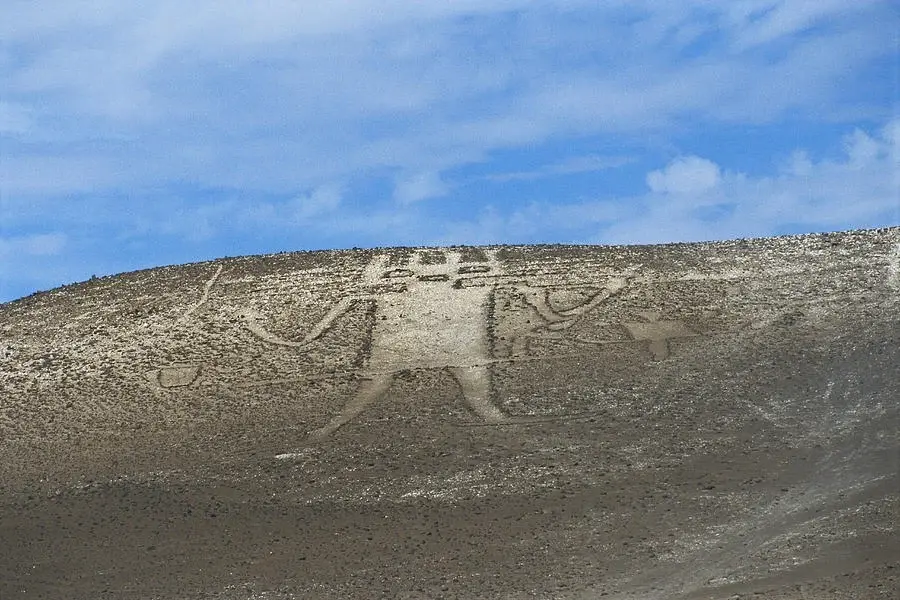 Gigante de Atacama als große Geoglyphe am Hang des Cerro Unita