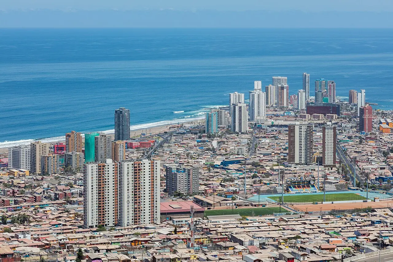 Blick auf Iquique zwischen dem Pazifik und den hohen Hängen der Küstenkordillere