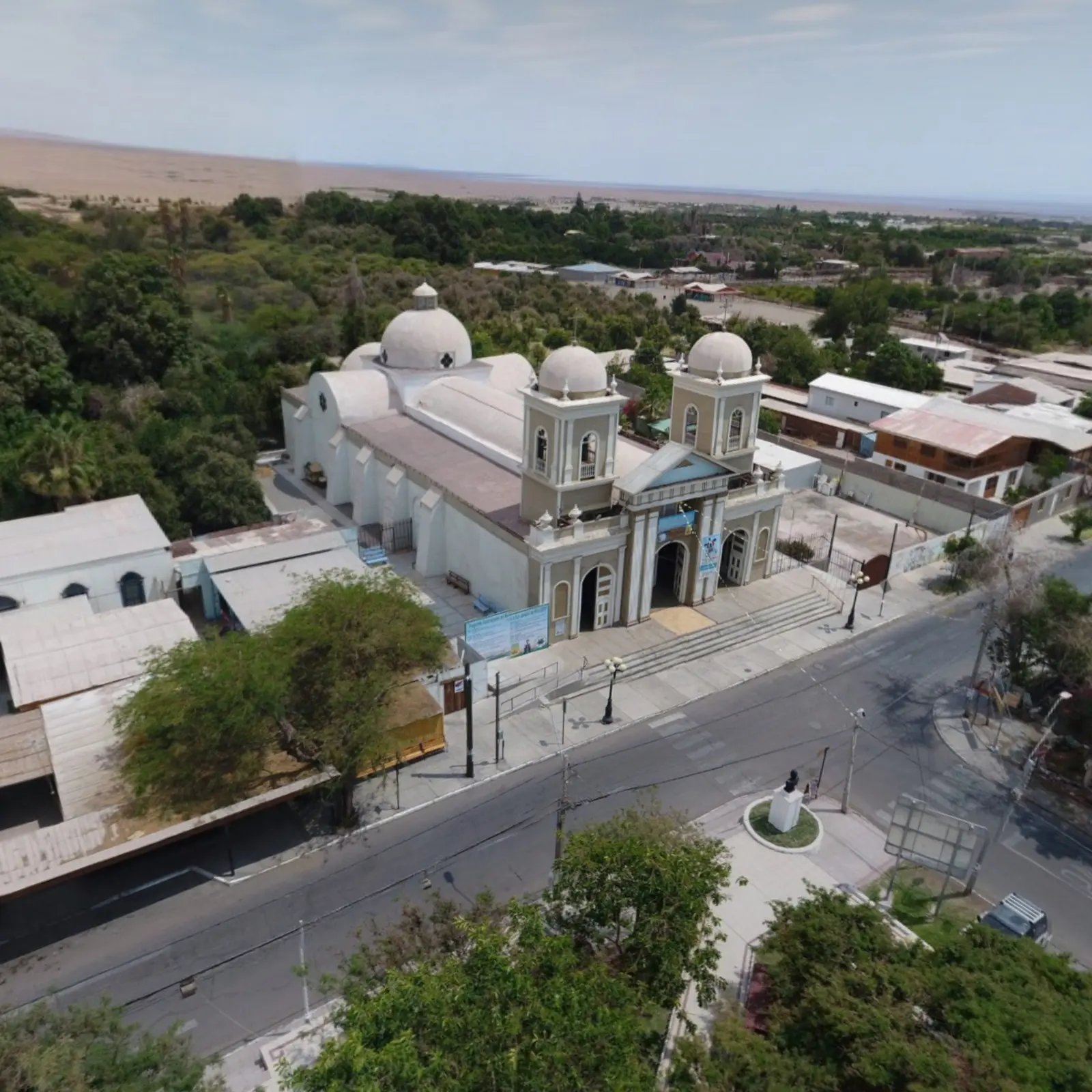 Kirche San Andrés zwischen den grünen Oasen von Pica