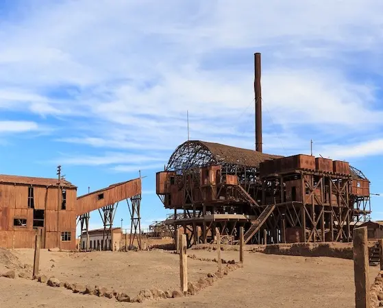 Verlassene Industrieanlage des Salpeterwerks Santa Laura in der Pampa